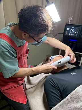 高出力の業務用脱毛機による施術